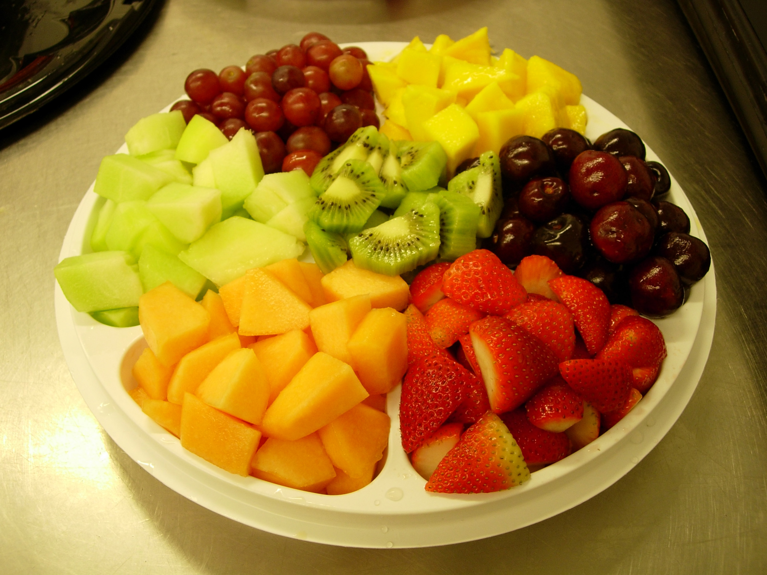 Hasil gambar untuk buah buahan dalam piring